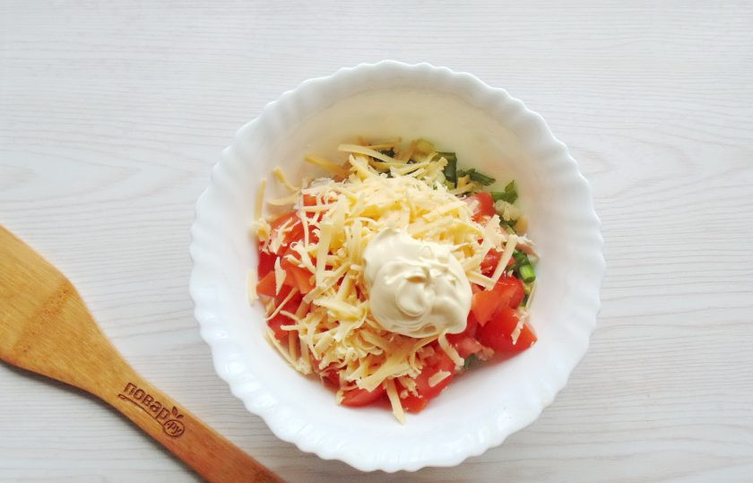 1. Этап. Салат с фасолью, курицей и помидорами: Салат посолите и поперчите. Заправьте майонезом.