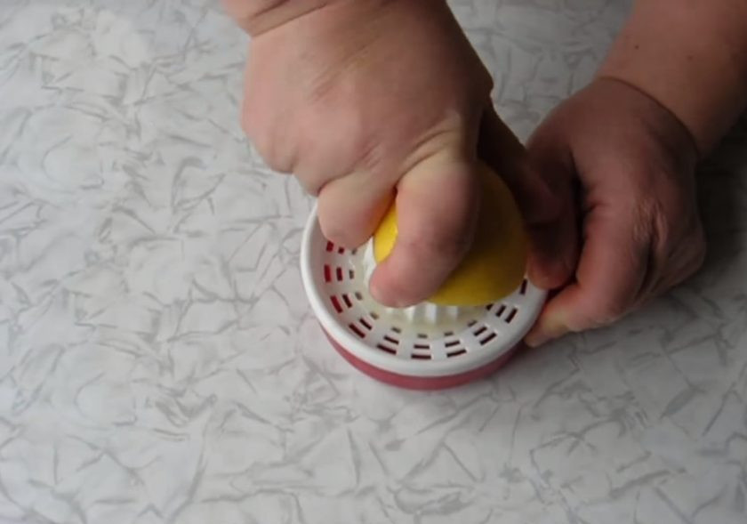 1. Этап. Салат От 100 хворей: Выдавите сок половины лимона.