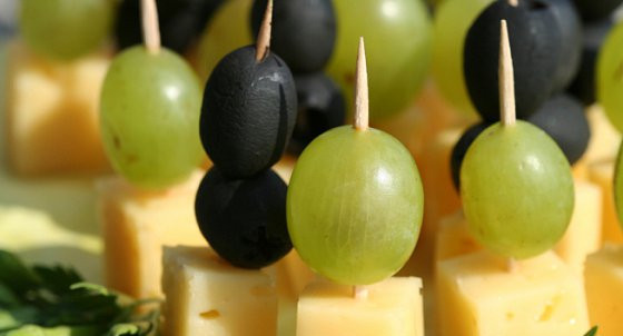 1. Этап. Канапе с сыром и виноградом: 1. Первым делом хотелось бы предложить классический рецепт канапе с сыром и виноградом. На шпажке подается небольшой кубик твердого, не очень соленого сыра и виноградинка. Использовать можно как зеленый, так и синий виноград. Сочетание солоноватого сыра и сладкого винограда - это отличная идея для фуршетного стола.