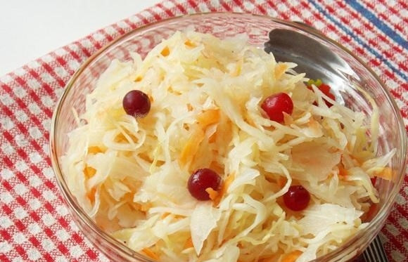 1. Этап. Капуста маринованная сладкая: Спустя это время добавьте в блюдо сахар. Перемешайте и пробуйте!