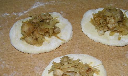 1. Этап. Пирожки на пару: Остудите начинку. Тесто тщательно обмять, раскатать и разделить на 15 частей. Из каждой части делаем маленькую лепешку, в середину кладем начинку. Формируем пирожки.