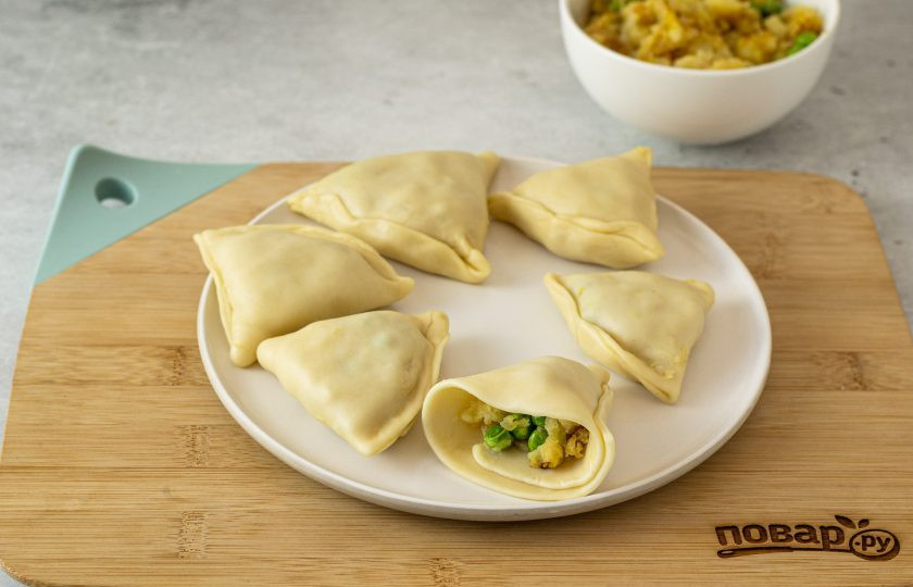 1. Этап. Индийские самосы с картошкой и горошком: Добавьте по 1 ст.л. начинки. Края защипните.