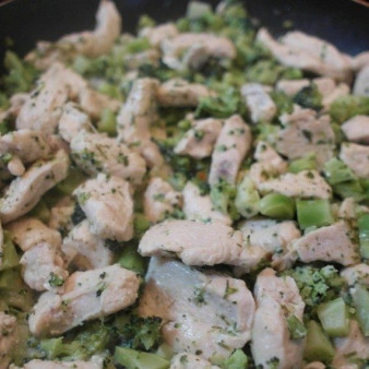 Курица, тушенная с брокколи