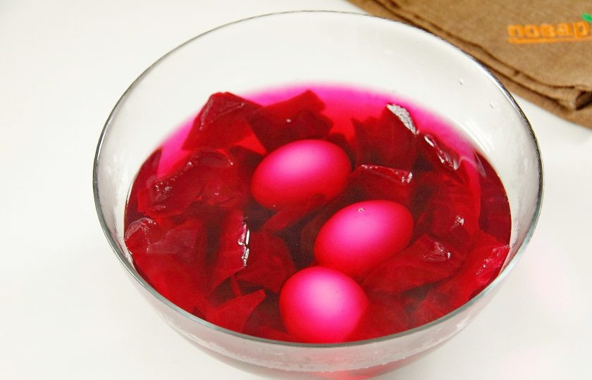 1. Этап. Закуска Поросята: Залейте свеклу кипятком и опустите в эту же миску очищенные яйца, они должны быть полностью покрыты. Оставьте яйца минимум на 20-30 минут. Чем дольше держать яйца в воде, тем насыщеннее получится цвет.