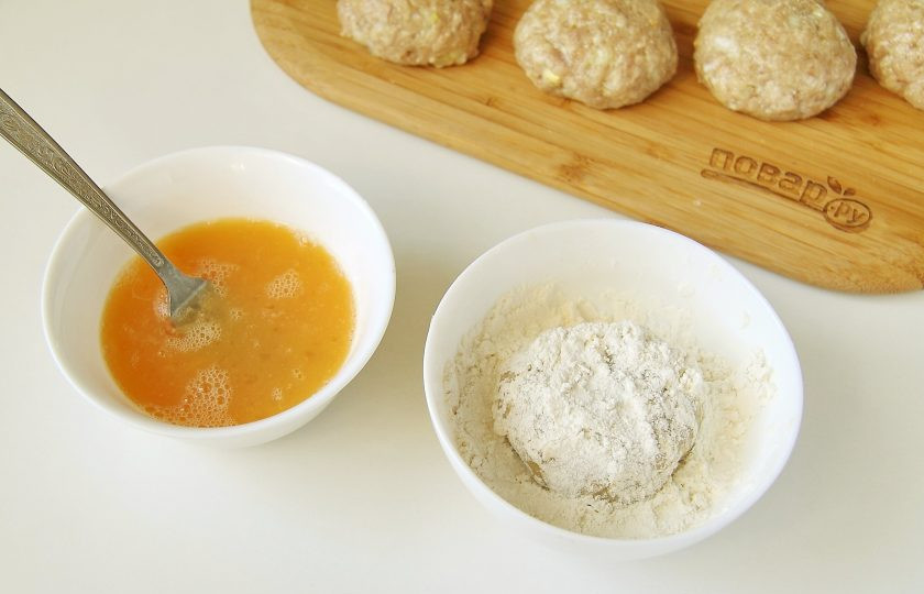 1. Этап. Котлеты во фритюре: Каждую котлету обваляйте сначала в муке, затем во взбитых с щепоткой соли яйцах и снова в муке.