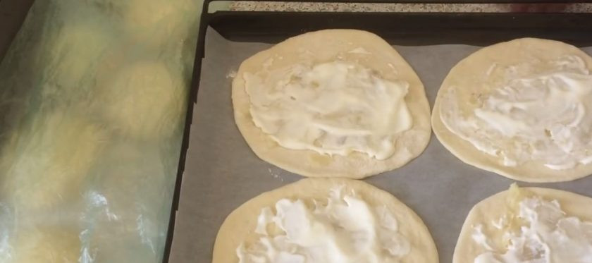 1. Этап. Шаньги на закваске: 5. Сверху на лепешки выложите остывшую начинку и покройте ее сметаной. Выпекайте в разогретой до 180 градусов духовке 20 минут.