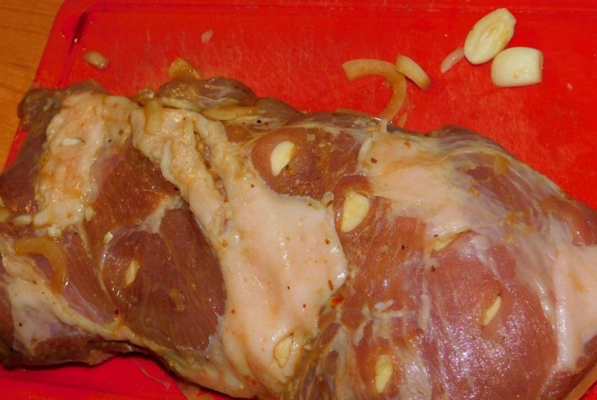 1. Этап. Ароматная свинина в специях с горчицей: Затем сделайте небольшие прорези ножом и вставьте по всему куску зубчики чеснока.