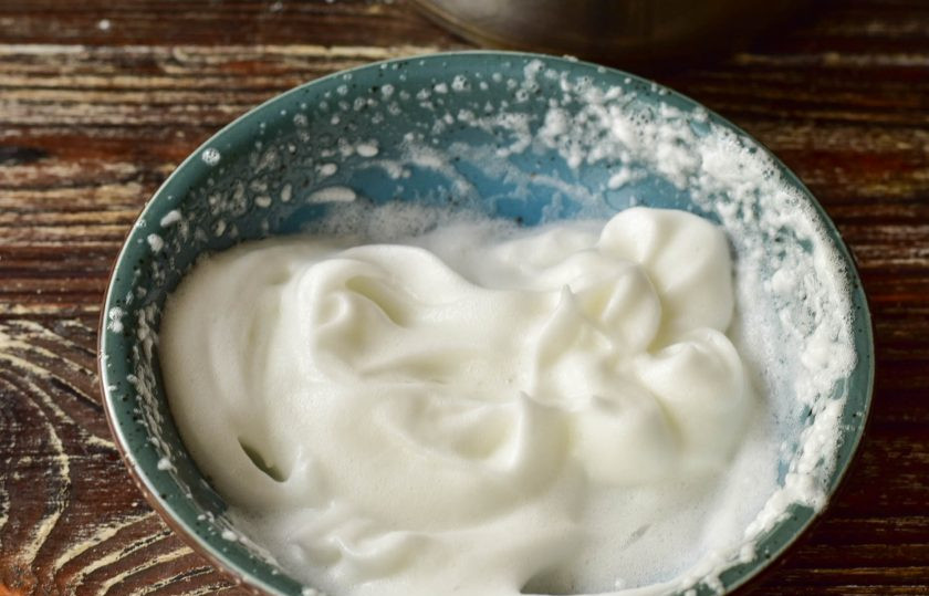 1. Этап. Овсяное суфле: В отдельной миске взбейте миксером яичный белок.