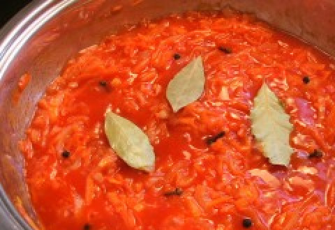 1. Этап. Рыба под маринадом из тушеных овощей: Кладем томатную пасту, а через 5 минут вливаем 50 мл воды и тушим еще 5-7 минут. Затем добавляем уксус, сахар, гвоздику, лавровый лист, перец и соль. Тушим 10 минут.