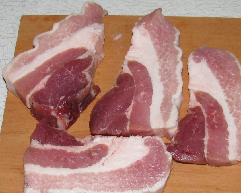 1. Этап. Мясной рулет с овощами: 1. Грудинку нарезаем на 4 одинаковых кусочка, и каждый тщательно отобьем молотком. Натираем солью, перцем и приправами с двух сторон каждый кусок.