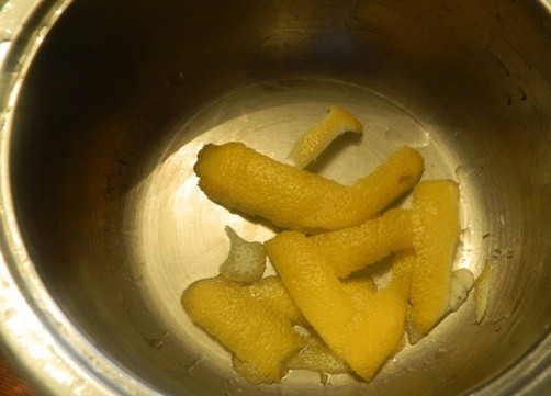 1. Этап. Айва в ванильном сиропе: Затем снимаем цедру с лимона.