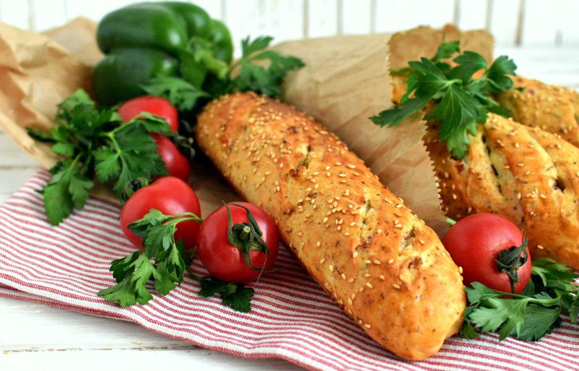 1. Этап. Французский хлеб с ветчиной: Подавайте с чем душе угодно, не забывая про свежую зелень и овощи.