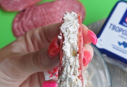 1. Этап. Колбасные дольки с творожным сыром: Сложить пополам.