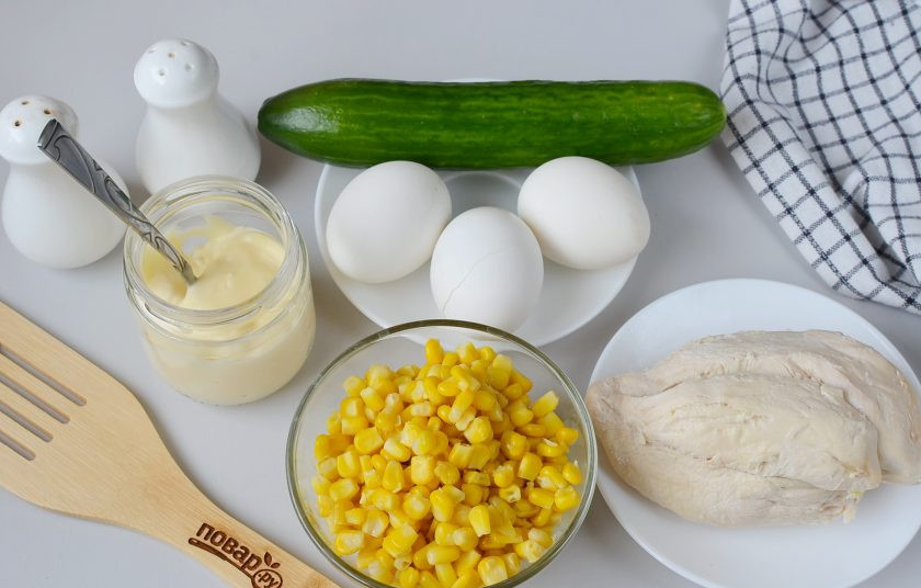 1. Этап. Салат из курицы с огурцом и кукурузой: Подготовьте ингредиенты для салата. Отварите в кипящей соленой воде филе до готовности (25-30 минут). Отварите яйца в течение 9 минут, охладите, очистите от скорлупы. С кукурузы слейте воду.