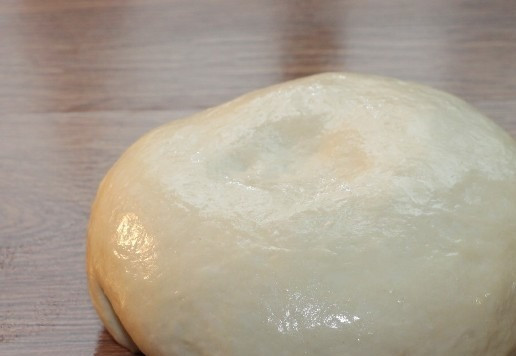 1. Этап. Лепешки по мотивам фесели: 6... и вмешиваем оставшуюся муку (1/3 часть). Собираем тесто в ком и округляем. Смазываем миску и тесто растительным маслом (1 ст. л.).