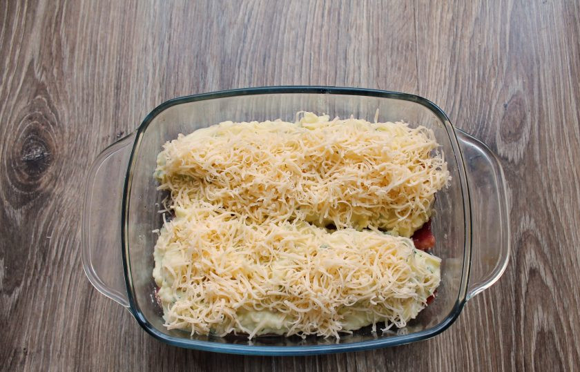 1. Этап. Форель под шубой в духовке: Сыр натрите на средней терке и посыпьте верх картофельной шубки.