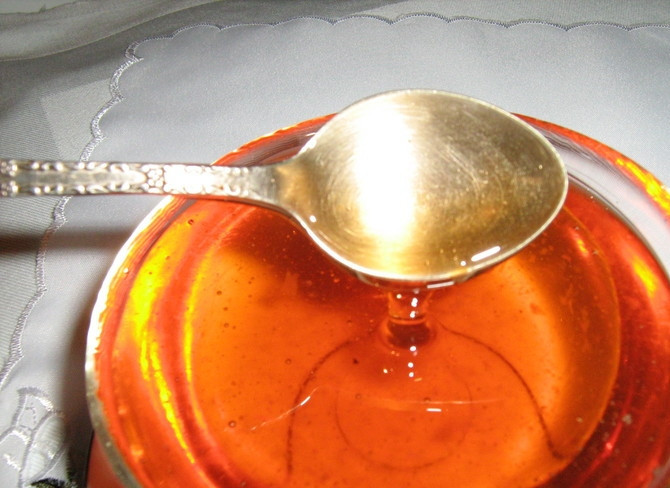 1. Этап. Варенье из айвы: Из кожуры и воды сделать отвар. Процедить, добавить сахар.