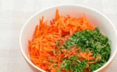 1. Этап. Салат из свежей моркови: В глубокой миске смешайте морковь, зелень, красный перец, тмин, масло и лимонный сок.