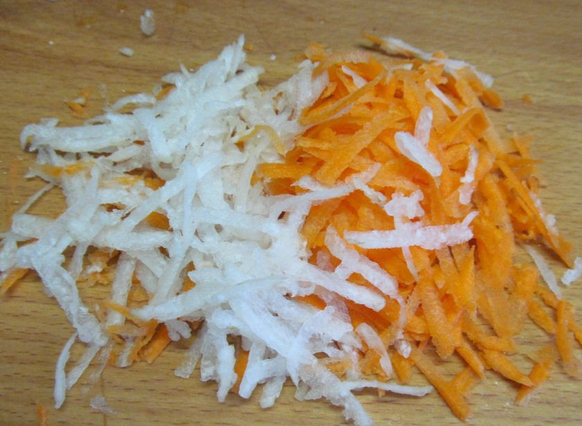 1. Этап. Салат Вьетнам: На крупной терке натрите дайкон и морковь.