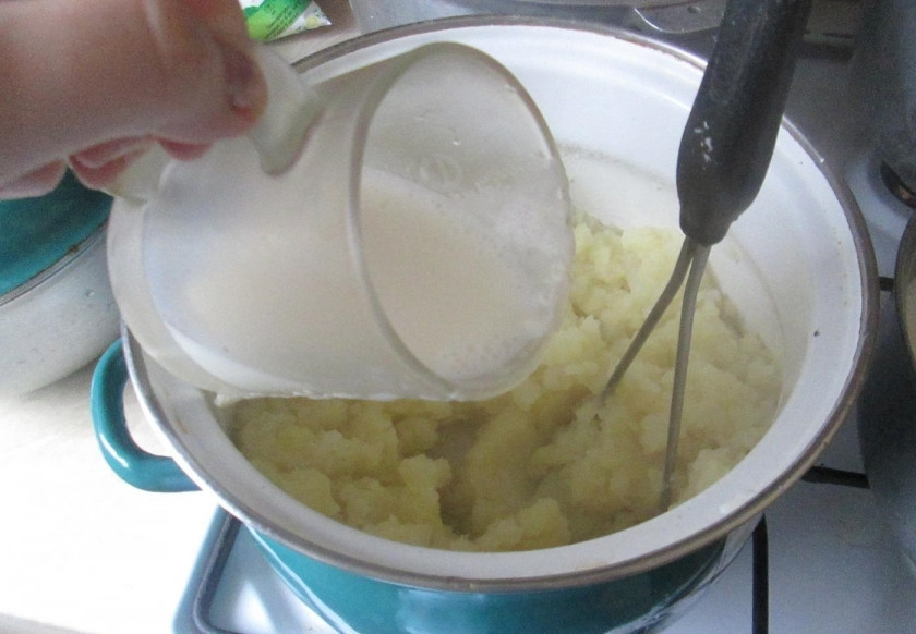 1. Этап. Картофельное пюре с сыром: 3. Превращаю кусочки картофеля в пюре, обязательно добавляю теплое молоко (если молоко холодное, пюре приобретает серый оттенок) и оставленную воду.