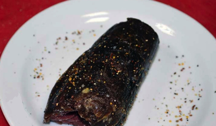 1. Этап. Свичкова на сметане: Говяжью вырезку обмойте, просушите и слегка отбейте. Ветчину или шпик нарежьте длинными брусочками толщиной около сантиметра. Заверните брусочки в говядину, соорудив рулетик. Этот рулетик натрите солью, смесью перцев и корицей. Обжарьте его на сковороде с растительным маслом до золотой корочки, а затем запеките в духовке 25 минут при 180 градусах.