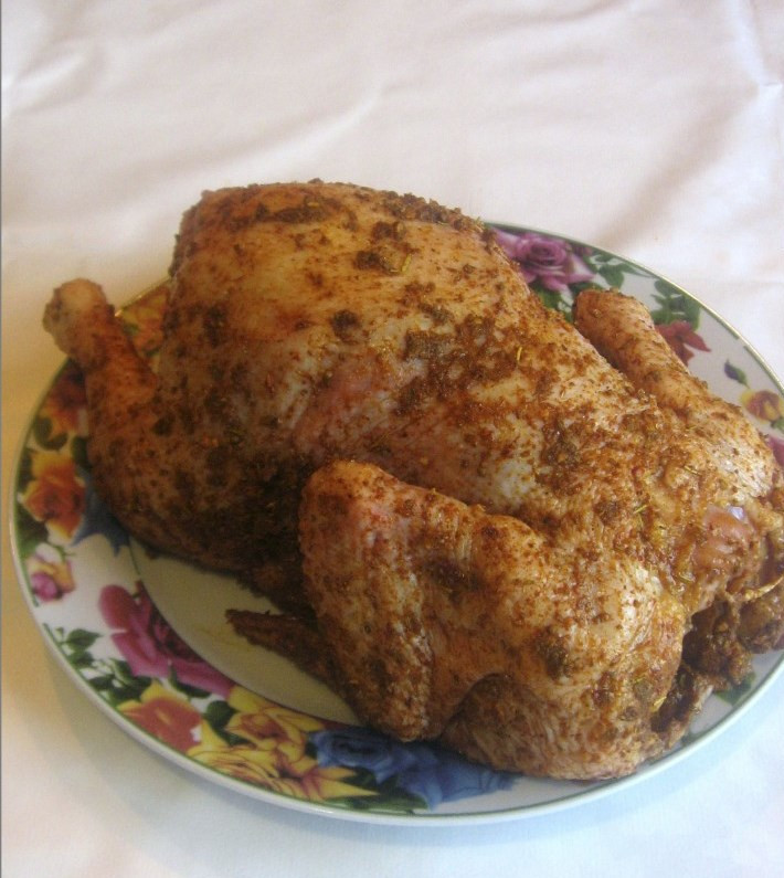 1. Этап. Курица гриль в духовке: 2. Тушку со всех сторон натираем приправой и солью, не забывая про внутреннюю часть.