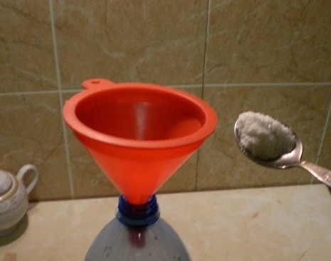 1. Этап. Блины в бутылке на кефире: 3. Добавьте немного соли, сахар и соду.