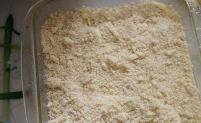 1. Этап. Бразильский банановый пирог: Поверх крошки выкладываем остальное тесто, после снова посыпаем крошкой.