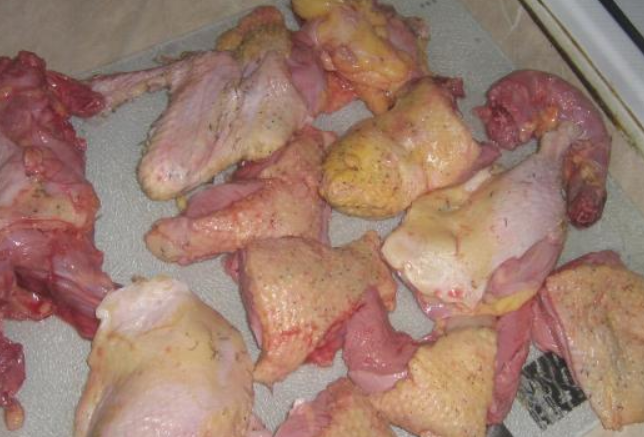 1. Этап. Утка кусочками в мультиварке: Утку тщательно промойте и обсушите. Разрежьте на порционные кусочки.