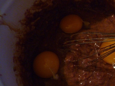 1. Этап. Печеночный пирог с морковью и луком: Добавляем овощи к печени и туда же отправляем яйца и соль. Хорошо перемешиваем.