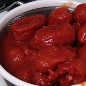 1. Этап. Сырный Тортеллини с мясным соусом: Слейте большую часть жидкости из томатов.