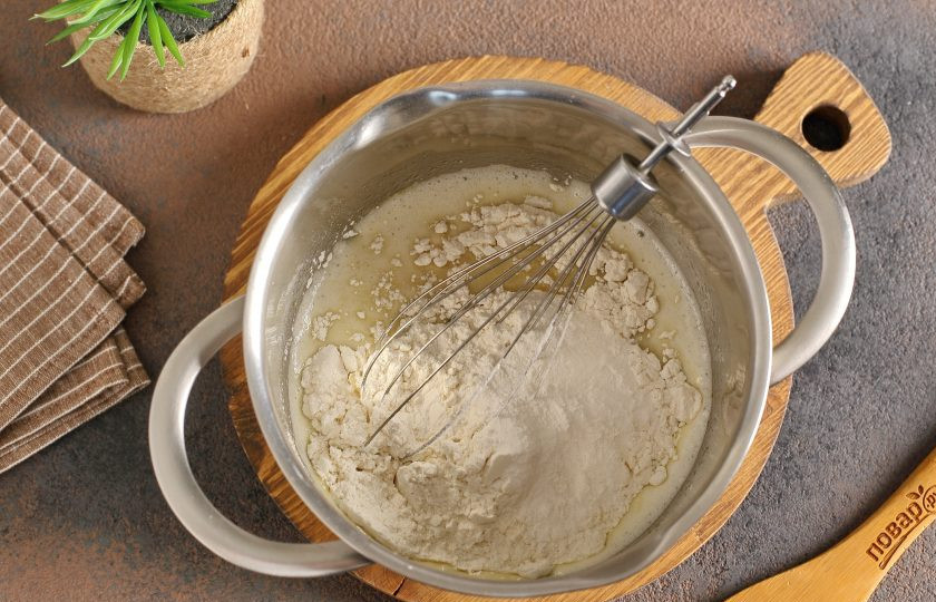 1. Этап. Блины Дораяки: Перемешайте. Добавьте муку и разрыхлитель.