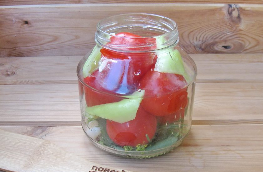 1. Этап. Помидоры с болгарским перцем на зиму: Помидоры помойте. Перец болгарский помойте, очистите и нарежьте небольшими кусочками. Выложите в банки помидоры с перцем. Залейте кипятком, дайте постоять 20 минут. После воду слейте в кастрюлю и дайте снова закипеть. Затем второй раз залейте кипятком. Дайте опять постоять 15-20 минут и снова слейте воду в кастрюлю.