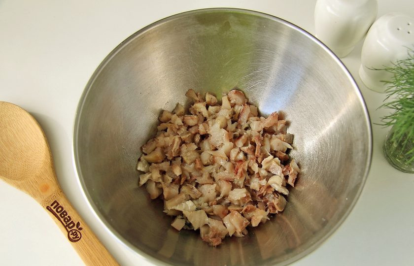 1. Этап. Салат Несвижский: Сельдь разделайте на филе, затем нарежьте небольшими кубиками. Затем примерно такими же кубиками нарежьте овощи.