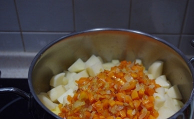 1. Этап. Картошка, тушенная с мясом и грибами: Чистим картошку, моем и нарезаем её кубиками среднего размера. Выкладываем в кастрюлю, туда же отправляем обжаренные лук и морковь.