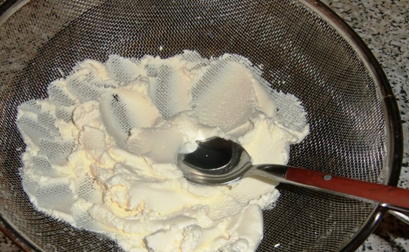 1. Этап. Запеканка, как в садике: 1. Первым делом нужно протереть творог через сито.