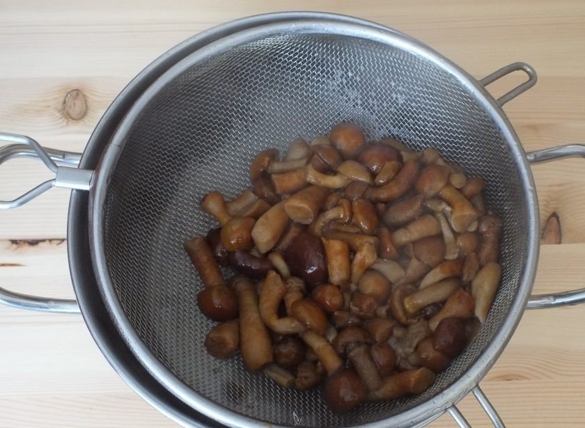 1. Этап. Засолка опят горячим способом: После грибы откиньте на дуршлаг.