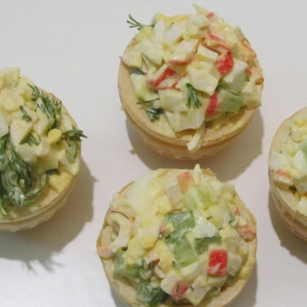 Тарталетки с крабовыми палочками и огурцом