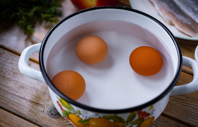 1. Этап. Салат Сельдь под одеялом: Отварите яйца до состояния 