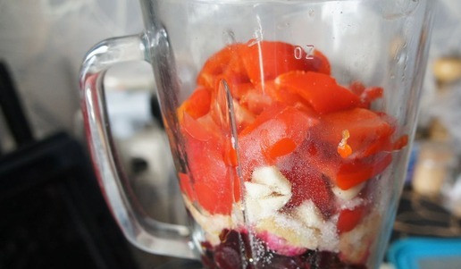 1. Этап. Гаспачо из свёклы: Запеченную или отваренную свеклу почистить и нарезать. Поместить в чашу блендера, добавить помидоры, перец, хлебный мякиш, приправить солью и перцем, влить винный уксус и оливковое масло.