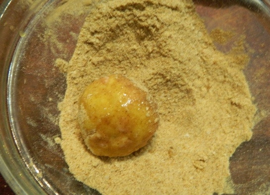 1. Этап. Картофельные шарики с ветчиной и сыром: 6. Делаем шарик и обваливаем его в панировочных сухарях.