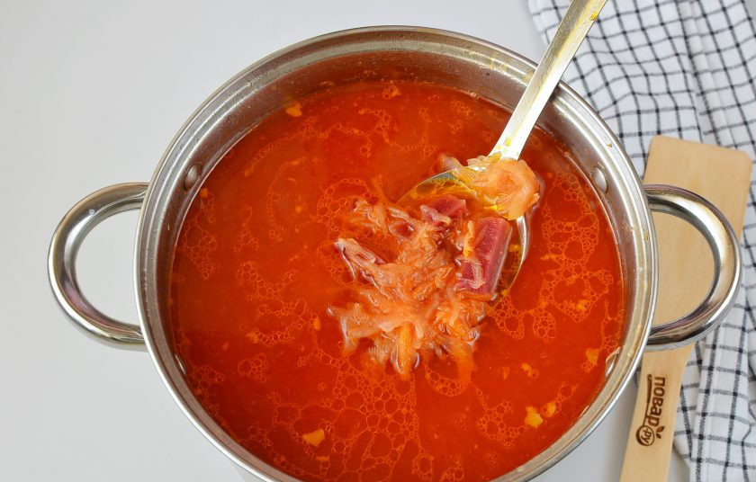 1. Этап. Борщ из маринованной свеклы: Выложите в борщ тушеные овощи с томатом, маринованную свеклу. Отрегулируйте соль. Проварите пару минут и снимите с огня. Дайте борщу настояться 30-40 минут.