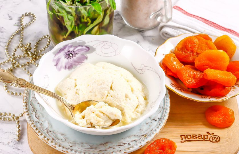 1. Этап. Домашний сыр из обрата: Выложите творожный сыр в емкость и подайте к столу с сухофруктами, свежими овощами и т.д.