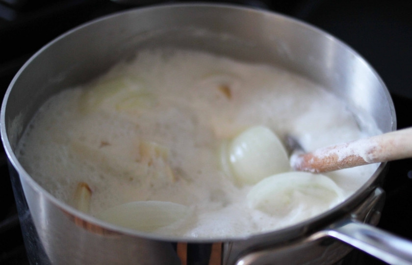 1. Этап. Пюре из корня сельдерея: Смешайте молоко и воду, посолите. Поставьте на огонь и бросьте туда приготовленные овощи. Посолите. Доведите до кипения и уменьшите огонь. Варите около 30 минут, пока овощи не станут мягкими.