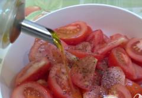 1. Этап. Арабский сэндвич: Убираем мясо в холодильник на ночь. Нарезаем помидоры, добавляем соль, перец и оливковое масло (2 ст. л.).