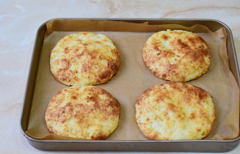 1. Этап. Творожные лепешки в духовке: Готовые лепешки немного увеличатся в размере и подрумянятся. Извлеките их из духовки.