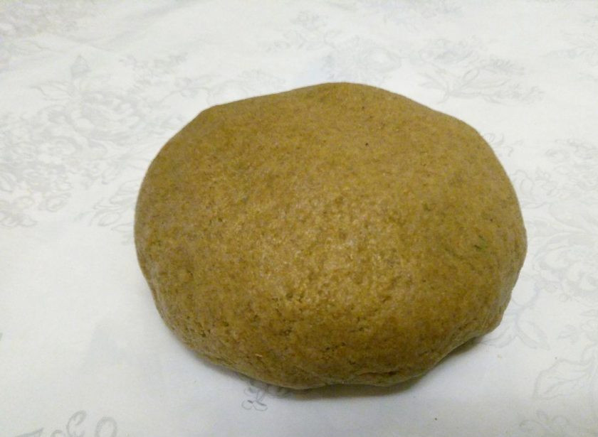 1. Этап. Сладкие ржаные коржики: Замесите мягкое податливое тесто, при необходимости добавляя муку.