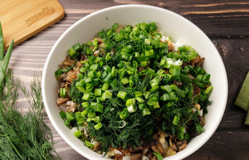 1. Этап. Салат с курицей, грибами и маринованными огурцами: Зелень промойте, обсушите и порубите ножом. Можете взять любую любимую зелень, у меня лук и укроп.