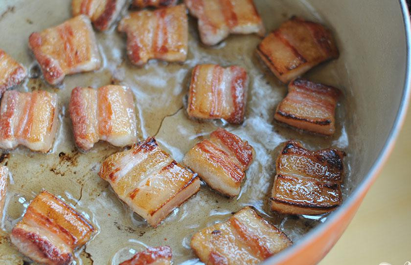 1. Этап. Суп с фасолью и свининой: 1. Заранее замочить фасоль в 12 чашках воды на ночь, после чего высушить. Вы можете замочить фасоль быстрее, налив кипятка над ней – тогда она будет готова уже через 1-2 часа. Нарезать свинину на небольшие кусочки. Нарезать луковицу, болгарский перец, красный лук и тимьян. Нагреть большую кастрюлю для супа на медленном огне. Добавить нарезанную свинину, жарить до золотисто-коричневого цвета, от 4 до 5 минут.