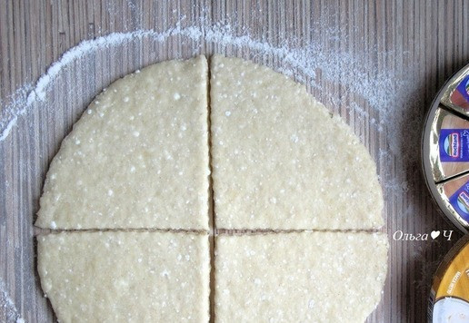 1. Этап. Творожные пирожки с сыром Ассорти: Тесто разделите на 2 части, каждую раскатайте в круг, диаметром около 18 см. Разрежьте на 4 части.